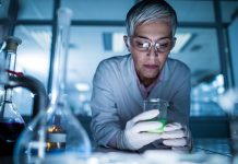 Deney, bilimsel bilgilerin doğruluğunu sınamak ya da yeni bilgileri keşfetmek amacıyla belirli bir düzen ve yöntemle yapılan uygulamalı çalışmalardır. Bilimin temel yapı taşlarından biri olan deney, hem doğa bilimlerinde hem de sosyal bilimlerde gözlem, hipotez, veri ve analiz gibi unsurlarla birlikte yürütülür. Bu süreçte elde edilen sonuçlar, sadece teoriye katkı sağlamakla kalmaz, aynı zamanda gerçek dünya uygulamalarının temelini oluşturur. Konulu bir haber görseli.