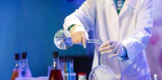 Deney, bilimsel araştırmalarda, belirli bir hipotezi test etmek, bir teoriyi doğrulamak ya da yeni bir bulguya ulaşmak amacıyla yapılan kontrollü bir araştırma yöntemidir. Deney, bilimsel yöntemlerin temel taşlarından biridir ve birçok farklı alanda, özellikle doğa bilimlerinde yaygın olarak kullanılır. Bu yöntem, bilim insanlarının bir olayın veya fenomenin nedenlerini, etkilerini ve davranışlarını anlamalarına olanak tanır. Konulu bir haber görseli.