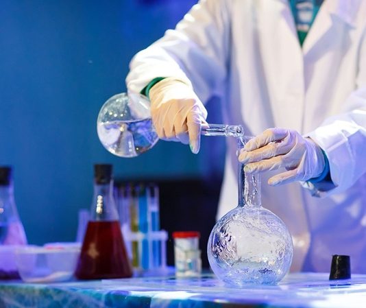 Deney, bilimsel araştırmalarda, belirli bir hipotezi test etmek, bir teoriyi doğrulamak ya da yeni bir bulguya ulaşmak amacıyla yapılan kontrollü bir araştırma yöntemidir. Deney, bilimsel yöntemlerin temel taşlarından biridir ve birçok farklı alanda, özellikle doğa bilimlerinde yaygın olarak kullanılır. Bu yöntem, bilim insanlarının bir olayın veya fenomenin nedenlerini, etkilerini ve davranışlarını anlamalarına olanak tanır. Konulu bir haber görseli.