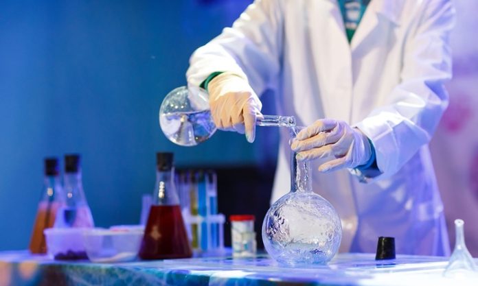 Deney Nedir ve Bilimsel Araştırmalarda Nasıl Kullanılır Deney, bilimsel araştırmalarda, belirli bir hipotezi test etmek, bir teoriyi doğrulamak ya da yeni bir bulguya ulaşmak amacıyla yapılan kontrollü bir araştırma yöntemidir. Deney, bilimsel yöntemlerin temel taşlarından biridir ve birçok farklı alanda, özellikle doğa bilimlerinde yaygın olarak kullanılır. Bu yöntem, bilim insanlarının bir olayın veya fenomenin nedenlerini, etkilerini ve davranışlarını anlamalarına olanak tanır. Konulu bir haber görseli.