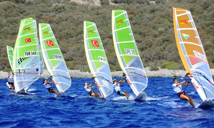 Denizle Dansın Adı Yelken Sporu Yelken, rüzgar gücünden yararlanarak su üzerinde ilerlemeyi sağlayan bir spordur. Kökleri yüzyıllar öncesine dayanan bu zarif ve aynı zamanda teknik açıdan karmaşık spor dalı, hem doğayla uyumu hem de stratejik düşünmeyi aynı potada eritir. Bugün modern yelken sporu, sadece bir rekabet alanı değil, aynı zamanda bir yaşam biçimi ve kültür haline gelmiştir. Konulu bir haber görseli.