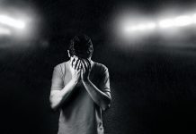 Depresyon, modern toplumda giderek daha yaygın hale gelen ve çoğu zaman göz ardı edilen bir sorundur. Herkes zaman zaman moral bozukluğu, mutsuzluk ve umutsuzluk hissi yaşayabilir, ancak depresyon çok daha derin ve kalıcı bir durumdur. Çoğu insan depresyonu sadece bir ruh hali olarak görse de, aslında bu bir hastalık olarak kabul edilir. Hem psikolojik hem de fiziksel sağlık üzerinde ciddi etkiler yaratabilen depresyon, bireyin yaşam kalitesini önemli ölçüde düşürür. Peki, depresyon gerçekten bir ruh hali mi yoksa klinik olarak tanımlanmış bir hastalık mı? İşte bu soruya yanıt ararken, depresyonun belirtileri, nedenleri ve tedavi yöntemleri hakkında derinlemesine bilgi edinmek büyük önem taşır. Konulu bir haber görseli.