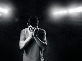 Depresyon Bir Ruh Hali Mi Yoksa Hastalık Mı Depresyon, modern toplumda giderek daha yaygın hale gelen ve çoğu zaman göz ardı edilen bir sorundur. Herkes zaman zaman moral bozukluğu, mutsuzluk ve umutsuzluk hissi yaşayabilir, ancak depresyon çok daha derin ve kalıcı bir durumdur. Çoğu insan depresyonu sadece bir ruh hali olarak görse de, aslında bu bir hastalık olarak kabul edilir. Hem psikolojik hem de fiziksel sağlık üzerinde ciddi etkiler yaratabilen depresyon, bireyin yaşam kalitesini önemli ölçüde düşürür. Peki, depresyon gerçekten bir ruh hali mi yoksa klinik olarak tanımlanmış bir hastalık mı? İşte bu soruya yanıt ararken, depresyonun belirtileri, nedenleri ve tedavi yöntemleri hakkında derinlemesine bilgi edinmek büyük önem taşır. Konulu bir haber görseli.