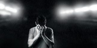 Depresyon, modern toplumda giderek daha yaygın hale gelen ve çoğu zaman göz ardı edilen bir sorundur. Herkes zaman zaman moral bozukluğu, mutsuzluk ve umutsuzluk hissi yaşayabilir, ancak depresyon çok daha derin ve kalıcı bir durumdur. Çoğu insan depresyonu sadece bir ruh hali olarak görse de, aslında bu bir hastalık olarak kabul edilir. Hem psikolojik hem de fiziksel sağlık üzerinde ciddi etkiler yaratabilen depresyon, bireyin yaşam kalitesini önemli ölçüde düşürür. Peki, depresyon gerçekten bir ruh hali mi yoksa klinik olarak tanımlanmış bir hastalık mı? İşte bu soruya yanıt ararken, depresyonun belirtileri, nedenleri ve tedavi yöntemleri hakkında derinlemesine bilgi edinmek büyük önem taşır. Konulu bir haber görseli.