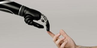 Yapay zeka teknolojileri son yıllarda adını sıkça duyduğumuz kavramlar arasında yer alıyor. Ancak bu alanın içinde yer alan birçok alt disiplin, zaman zaman birbiriyle karıştırılabiliyor. Bu karışıklıkların başında ise derin öğrenme ile yapay zeka arasındaki farklar geliyor. Her iki kavram da modern teknolojinin temel taşlarını oluştursa da, işleyiş biçimleri, amaçları ve uygulama alanları bakımından önemli farklılıklar taşımaktadır. Bu farkların doğru bir şekilde anlaşılması, teknolojiyi daha bilinçli kullanmak ve geliştirilen sistemleri doğru yorumlamak açısından büyük önem taşır. Çünkü her ne kadar birbirini besleyen yapılar olsa da, yapay zeka daha genel bir çerçeveyi temsil ederken derin öğrenme bu çerçevenin içinde daha özel bir yere sahiptir. Konulu bir haber görseli.