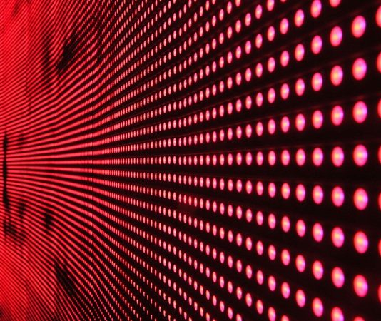 Dijital Ayak İzi ve Takip Gerçeğiyle Yüzleşmek Günümüzün dijital çağında internete bağlanmak yalnızca bilgiye ulaşmak ya da sosyal medyada vakit geçirmekten ibaret değil. Her çevrimiçi hareketimiz, biz farkında olmadan geride dijital ayak izi bırakıyor. Üstelik bu izler, yalnızca sosyal medya gönderilerimizle ya da yaptığımız aramalarla sınırlı değil. Ziyaret ettiğimiz web siteleri, konum verilerimiz, tıkladığımız bağlantılar, indirdiğimiz dosyalar, izlediğimiz videolar ve hatta ne kadar süreyle bir içerikte kaldığımız gibi onlarca veri noktası ile takip ediliyoruz. Bu yazıda, dijital ayak izinin ne olduğunu, ne ölçüde izlendiğimizi ve bu izlerin kimler tarafından nasıl kullanıldığını derinlemesine ele alacağız. Konulu bir haber görseli.