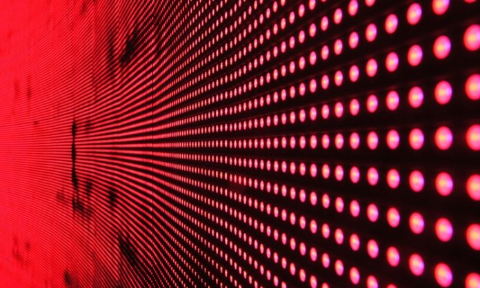 Dijital Ayak İzi ve Takip Gerçeğiyle Yüzleşmek Günümüzün dijital çağında internete bağlanmak yalnızca bilgiye ulaşmak ya da sosyal medyada vakit geçirmekten ibaret değil. Her çevrimiçi hareketimiz, biz farkında olmadan geride dijital ayak izi bırakıyor. Üstelik bu izler, yalnızca sosyal medya gönderilerimizle ya da yaptığımız aramalarla sınırlı değil. Ziyaret ettiğimiz web siteleri, konum verilerimiz, tıkladığımız bağlantılar, indirdiğimiz dosyalar, izlediğimiz videolar ve hatta ne kadar süreyle bir içerikte kaldığımız gibi onlarca veri noktası ile takip ediliyoruz. Bu yazıda, dijital ayak izinin ne olduğunu, ne ölçüde izlendiğimizi ve bu izlerin kimler tarafından nasıl kullanıldığını derinlemesine ele alacağız. Konulu bir haber görseli.