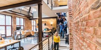 Dış ticaret, bir ülkenin ekonomik yapısının önemli bir parçasıdır ve küresel ticaretle entegrasyonu, birçok ülkenin büyüme stratejisinin temelini oluşturur. Dış ticaret açığı, ithalatın ihracattan fazla olması sonucu oluşan farktır ve bir ülkenin ticaret dengesinin bozulduğunun göstergesi olabilir. Bu durum, yalnızca makroekonomik dengeyi değil, aynı zamanda bir ülkenin ekonomik sürdürülebilirliğini de etkileyebilir. Bu yazıda dış ticaret açığının ne olduğu, nedenleri, etkileri ve çözüm önerileri üzerinde durulacaktır. Konulu bir haber görseli