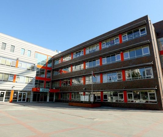 Disiplinlerarası eğitim, farklı akademik disiplinlerden gelen bilgi ve yöntemlerin bir araya getirilerek dersler içinde sentezlenmesi anlamına gelir. Bu yaklaşımla, öğrenciler tek bir alanın sınırlarında kalmak yerine, karmaşık sorunlara çok yönlü bakış açılarıyla yaklaşmayı öğrenir. Böylece disiplinlerarası çalışan bireyler; analitik düşünmeyi, problem çözmede esnekliği ve yaratıcı fikir üretmeyi içeren 21. yüzyıl becerilerini kazanır. Bu model, hâlihazırda eğitim dünyasında çeşitlenen alanlarda giderek öne çıkmaktadır. Konulu bir haber görseli.