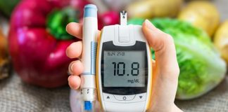 Günümüzde dünya genelinde milyonlarca insanı etkileyen diyabet, giderek yaygınlaşan ve ciddi sonuçlar doğurabilen bir metabolik hastalık türüdür. Vücudun kan şekeri düzeyini kontrol etme mekanizmasının bozulmasıyla ortaya çıkan bu hastalık, erken teşhis edilmediğinde kalp hastalıklarından böbrek yetmezliğine kadar pek çok sağlık sorununa neden olabilmektedir. Diyabet, sadece bireysel sağlığı değil aynı zamanda toplumsal sağlık sistemlerini de doğrudan etkileyen kronik bir sorun haline gelmiştir. Bu nedenle diyabetin ne olduğu, hangi belirtilerle kendini gösterdiği ve kimleri daha çok etkilediği gibi konular herkesin bilgi sahibi olması gereken temel sağlık başlıkları arasında yer almaktadır. Konulu bir haber görseli.