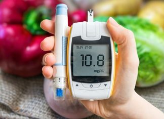 Günümüzde dünya genelinde milyonlarca insanı etkileyen diyabet, giderek yaygınlaşan ve ciddi sonuçlar doğurabilen bir metabolik hastalık türüdür. Vücudun kan şekeri düzeyini kontrol etme mekanizmasının bozulmasıyla ortaya çıkan bu hastalık, erken teşhis edilmediğinde kalp hastalıklarından böbrek yetmezliğine kadar pek çok sağlık sorununa neden olabilmektedir. Diyabet, sadece bireysel sağlığı değil aynı zamanda toplumsal sağlık sistemlerini de doğrudan etkileyen kronik bir sorun haline gelmiştir. Bu nedenle diyabetin ne olduğu, hangi belirtilerle kendini gösterdiği ve kimleri daha çok etkilediği gibi konular herkesin bilgi sahibi olması gereken temel sağlık başlıkları arasında yer almaktadır. Konulu bir haber görseli.