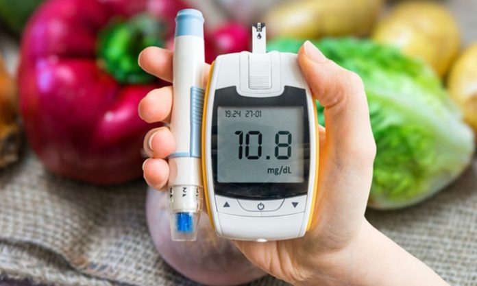 Günümüzde dünya genelinde milyonlarca insanı etkileyen diyabet, giderek yaygınlaşan ve ciddi sonuçlar doğurabilen bir metabolik hastalık türüdür. Vücudun kan şekeri düzeyini kontrol etme mekanizmasının bozulmasıyla ortaya çıkan bu hastalık, erken teşhis edilmediğinde kalp hastalıklarından böbrek yetmezliğine kadar pek çok sağlık sorununa neden olabilmektedir. Diyabet, sadece bireysel sağlığı değil aynı zamanda toplumsal sağlık sistemlerini de doğrudan etkileyen kronik bir sorun haline gelmiştir. Bu nedenle diyabetin ne olduğu, hangi belirtilerle kendini gösterdiği ve kimleri daha çok etkilediği gibi konular herkesin bilgi sahibi olması gereken temel sağlık başlıkları arasında yer almaktadır. Konulu bir haber görseli.