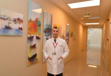 Rahim ağzı (serviks) kanseri, genellikle HPV (Human Papilloma Virus) adı verilen virüs nedeniyle rahim ağzındaki hücrelerin anormal şekilde çoğalması sonucu oluşuyor. Düzenli pap smear testleri ve HPV aşıları, rahim ağzı kanseri riskini azaltmada önemli rol oynuyor. Erken teşhis önem taşıyor çünkü tedavi şansını artırabiliyor. Doç. Dr. Gökhan Demirayak, "Rahim Ağzı (Serviks) Kanseri Farkındalık Ayı" kapsamında "Rahim ağzı kanseri taramaları ve HPV aşılarının önemi" hakkında bilgi verdi. Konulu bir görsel