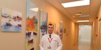 Rahim ağzı (serviks) kanseri, genellikle HPV (Human Papilloma Virus) adı verilen virüs nedeniyle rahim ağzındaki hücrelerin anormal şekilde çoğalması sonucu oluşuyor. Düzenli pap smear testleri ve HPV aşıları, rahim ağzı kanseri riskini azaltmada önemli rol oynuyor. Erken teşhis önem taşıyor çünkü tedavi şansını artırabiliyor. Doç. Dr. Gökhan Demirayak, "Rahim Ağzı (Serviks) Kanseri Farkındalık Ayı" kapsamında "Rahim ağzı kanseri taramaları ve HPV aşılarının önemi" hakkında bilgi verdi. Konulu bir görsel