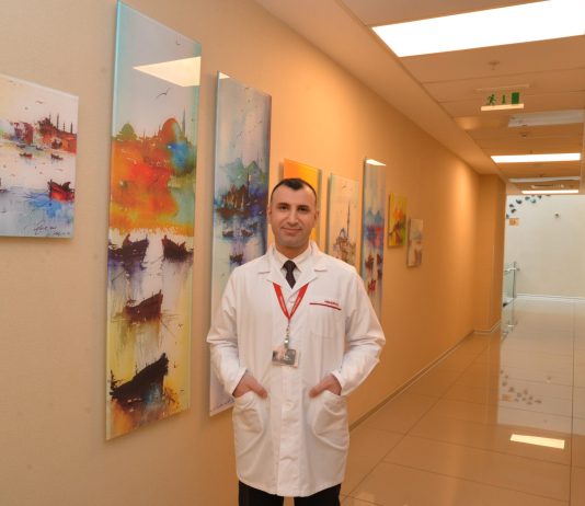 Rahim ağzı (serviks) kanseri, genellikle HPV (Human Papilloma Virus) adı verilen virüs nedeniyle rahim ağzındaki hücrelerin anormal şekilde çoğalması sonucu oluşuyor. Düzenli pap smear testleri ve HPV aşıları, rahim ağzı kanseri riskini azaltmada önemli rol oynuyor. Erken teşhis önem taşıyor çünkü tedavi şansını artırabiliyor. Doç. Dr. Gökhan Demirayak, "Rahim Ağzı (Serviks) Kanseri Farkındalık Ayı" kapsamında "Rahim ağzı kanseri taramaları ve HPV aşılarının önemi" hakkında bilgi verdi. Konulu bir görsel