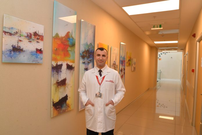 Doc_Dr_Gokhan_Demirayak Rahim ağzı (serviks) kanseri, genellikle HPV (Human Papilloma Virus) adı verilen virüs nedeniyle rahim ağzındaki hücrelerin anormal şekilde çoğalması sonucu oluşuyor. Düzenli pap smear testleri ve HPV aşıları, rahim ağzı kanseri riskini azaltmada önemli rol oynuyor. Erken teşhis önem taşıyor çünkü tedavi şansını artırabiliyor. Doç. Dr. Gökhan Demirayak,