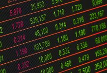 Döviz kuru, bir ülkenin para biriminin başka bir ülkenin para birimi karşısındaki değerini ifade eder. Bu değer, ticaretin, yatırımın, tüketimin ve ekonomik büyümenin temel parametrelerinden biri olarak büyük bir öneme sahiptir. Döviz kuru, yalnızca finansal piyasalarda değil, aynı zamanda bireylerin günlük yaşamını da doğrudan etkileyen bir faktördür. Bir ülkenin döviz kuru değerindeki değişiklikler, ihracat, ithalat, enflasyon ve faiz oranları gibi ekonominin önemli göstergelerini etkileyebilir. Konulu bir haber görseli