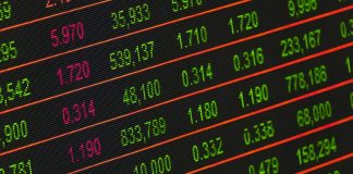 Döviz kuru, bir ülkenin para biriminin başka bir ülkenin para birimi karşısındaki değerini ifade eder. Bu değer, ticaretin, yatırımın, tüketimin ve ekonomik büyümenin temel parametrelerinden biri olarak büyük bir öneme sahiptir. Döviz kuru, yalnızca finansal piyasalarda değil, aynı zamanda bireylerin günlük yaşamını da doğrudan etkileyen bir faktördür. Bir ülkenin döviz kuru değerindeki değişiklikler, ihracat, ithalat, enflasyon ve faiz oranları gibi ekonominin önemli göstergelerini etkileyebilir. Konulu bir haber görseli