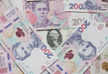 Döviz kurları, küresel ticaretin en temel belirleyicilerinden biri haline gelmiş durumda. Özellikle Türkiye gibi gelişmekte olan ülkelerde, dövizde yaşanan ani değişiklikler hem ithalatı hem de ihracatı doğrudan etkiliyor. konulu bir görsel