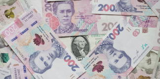 Döviz kurları, küresel ticaretin en temel belirleyicilerinden biri haline gelmiş durumda. Özellikle Türkiye gibi gelişmekte olan ülkelerde, dövizde yaşanan ani değişiklikler hem ithalatı hem de ihracatı doğrudan etkiliyor. konulu bir görsel