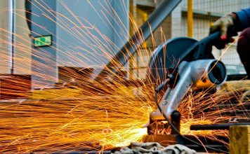 Modern dünya ekonomisi, milyarlarca insanın ihtiyaçlarını karşılamak üzere her gün milyonlarca ürünün üretildiği devasa bir sistem üzerine kuruludur. Gıda, enerji, teknoloji, ham madde ve tüketim ürünleri gibi çok çeşitli alanlarda üretim yapılırken, bazı ürünler diğerlerinden çok daha fazla üretilir. Bu bağlamda “Dünyada en çok üretilen şey nedir?” sorusu, yalnızca genel kültür değil, aynı zamanda ekonomik analiz ve yatırım stratejileri için de oldukça önemli bir başlıktır. Konulu bir haber görseli.