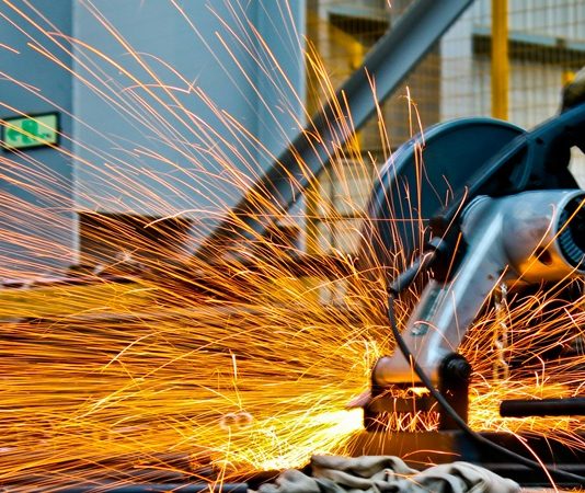 Modern dünya ekonomisi, milyarlarca insanın ihtiyaçlarını karşılamak üzere her gün milyonlarca ürünün üretildiği devasa bir sistem üzerine kuruludur. Gıda, enerji, teknoloji, ham madde ve tüketim ürünleri gibi çok çeşitli alanlarda üretim yapılırken, bazı ürünler diğerlerinden çok daha fazla üretilir. Bu bağlamda “Dünyada en çok üretilen şey nedir?” sorusu, yalnızca genel kültür değil, aynı zamanda ekonomik analiz ve yatırım stratejileri için de oldukça önemli bir başlıktır. Konulu bir haber görseli.