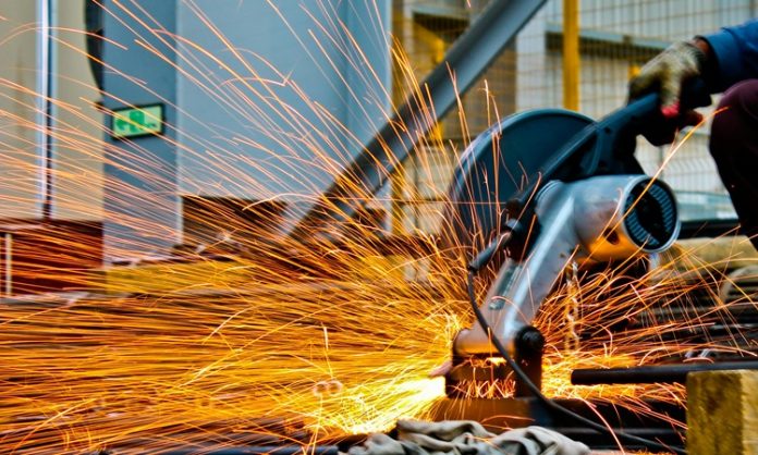 Dünyada En Çok Üretilen Şey Nedir Modern dünya ekonomisi, milyarlarca insanın ihtiyaçlarını karşılamak üzere her gün milyonlarca ürünün üretildiği devasa bir sistem üzerine kuruludur. Gıda, enerji, teknoloji, ham madde ve tüketim ürünleri gibi çok çeşitli alanlarda üretim yapılırken, bazı ürünler diğerlerinden çok daha fazla üretilir. Bu bağlamda “Dünyada en çok üretilen şey nedir?” sorusu, yalnızca genel kültür değil, aynı zamanda ekonomik analiz ve yatırım stratejileri için de oldukça önemli bir başlıktır. Konulu bir haber görseli.
