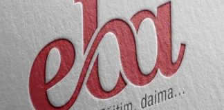 Dijital eğitim, özellikle pandemi sürecinde dünyada olduğu gibi Türkiye’de de hızla yaygınlaşan bir öğrenme biçimi haline geldi. Eğitim Bilişim Ağı (EBA), bu dijital dönüşümün Türkiye'deki en önemli araçlarından biri olarak öne çıkmaktadır. EBA Sistemi, öğrencilere ve öğretmenlere dijital ortamda eğitim materyalleri sunarken, aynı zamanda eğitim süreçlerini daha verimli hale getirmeyi hedefler. Ancak, EBA'nın ne kadar işlevsel olduğu, çeşitli açılardan değerlendirilmesi gereken önemli bir konudur. Peki, EBA Sistemi gerçekten dijital eğitimde ne kadar etkili? EBA, eğitimde öğrencilerin ve öğretmenlerin ihtiyaçlarını karşılayabiliyor mu? Konulu bir haber görseli