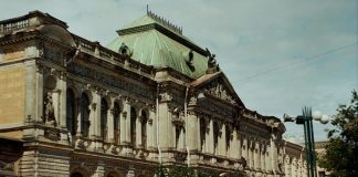 Egemenlik, tarih boyunca devlet kavramının en temel unsurlarından biri olarak kabul edilmiştir. Her devletin varlık sebebi, halkı ve toprakları üzerinde bağımsız ve üstün bir otoriteye sahip olmasıdır. İşte bu üstün ve bölünemez yetkiye egemenlik denir. Siyasi, hukuki ve tarihsel bağlamda farklı anlamlara gelebilen bu kavram, modern çağda özellikle uluslararası ilişkiler, anayasa hukuku ve vatandaşlık hakları gibi pek çok alanda merkezi bir öneme sahiptir. Egemenlik, yalnızca devletin gücünü değil, aynı zamanda bu gücün nasıl kullanıldığını ve kimin adına kullanıldığını da tanımlar. Konulu bir haber görseli.