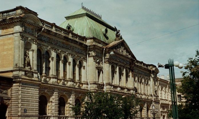 Egemenlik Kavramı ve Modern Devlet Yapısı Üzerindeki Anlamı Egemenlik, tarih boyunca devlet kavramının en temel unsurlarından biri olarak kabul edilmiştir. Her devletin varlık sebebi, halkı ve toprakları üzerinde bağımsız ve üstün bir otoriteye sahip olmasıdır. İşte bu üstün ve bölünemez yetkiye egemenlik denir. Siyasi, hukuki ve tarihsel bağlamda farklı anlamlara gelebilen bu kavram, modern çağda özellikle uluslararası ilişkiler, anayasa hukuku ve vatandaşlık hakları gibi pek çok alanda merkezi bir öneme sahiptir. Egemenlik, yalnızca devletin gücünü değil, aynı zamanda bu gücün nasıl kullanıldığını ve kimin adına kullanıldığını da tanımlar. Konulu bir haber görseli.