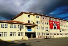 Eğitimde fırsat eşitliği, bireylerin hangi sosyoekonomik sınıftan, hangi bölgeden ya da hangi toplumsal gruptan geldiğine bakılmaksızın, eğitim alanında eşit imkanlara sahip olmasını savunan bir prensiptir. Ancak günümüzde bu prensip, birçok yerde hâlâ tam anlamıyla uygulanabilmiş değildir. Eğitimde fırsat eşitsizliği, eğitim sisteminin en önemli sorunlarından biri olmaya devam etmektedir. Türkiye gibi gelişmekte olan ülkelerde, bu sorunun daha da derinleştiği görülmektedir. Konulu bir haber görseli.