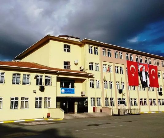 Eğitimde fırsat eşitliği, bireylerin hangi sosyoekonomik sınıftan, hangi bölgeden ya da hangi toplumsal gruptan geldiğine bakılmaksızın, eğitim alanında eşit imkanlara sahip olmasını savunan bir prensiptir. Ancak günümüzde bu prensip, birçok yerde hâlâ tam anlamıyla uygulanabilmiş değildir. Eğitimde fırsat eşitsizliği, eğitim sisteminin en önemli sorunlarından biri olmaya devam etmektedir. Türkiye gibi gelişmekte olan ülkelerde, bu sorunun daha da derinleştiği görülmektedir. Konulu bir haber görseli.