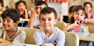 Eğitim sistemi, sadece müfredatla değil, aynı zamanda öğretmenlerin ve okulların değerlendirme biçimiyle de şekilleniyor. Son yıllarda giderek daha fazla gündeme gelen performans sistemleri, eğitim politikalarının merkezine oturtulmak isteniyor. Ancak bu sistemlerin ne kadar adil, işlevsel ve öğretim kalitesine katkı sağlayıcı olduğu hâlâ tartışma konusu. Performansa dayalı değerlendirme, öğretmenleri motive edebileceği gibi onları baskı altına da sokabiliyor. Peki, eğitimde performans sistemi gerçekten işe yarar mı, yoksa daha büyük sorunlara mı yol açar? Konulu bir haber sistemi.