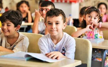 Eğitim sistemi, sadece müfredatla değil, aynı zamanda öğretmenlerin ve okulların değerlendirme biçimiyle de şekilleniyor. Son yıllarda giderek daha fazla gündeme gelen performans sistemleri, eğitim politikalarının merkezine oturtulmak isteniyor. Ancak bu sistemlerin ne kadar adil, işlevsel ve öğretim kalitesine katkı sağlayıcı olduğu hâlâ tartışma konusu. Performansa dayalı değerlendirme, öğretmenleri motive edebileceği gibi onları baskı altına da sokabiliyor. Peki, eğitimde performans sistemi gerçekten işe yarar mı, yoksa daha büyük sorunlara mı yol açar? Konulu bir haber sistemi.