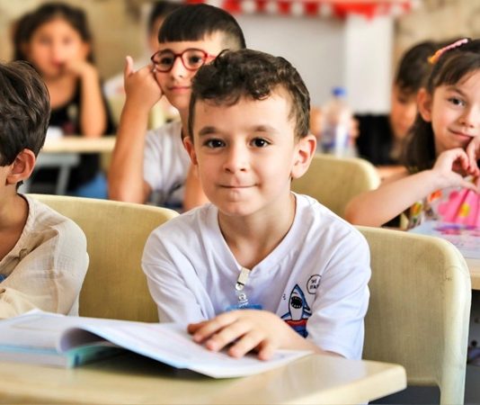 Eğitim sistemi, sadece müfredatla değil, aynı zamanda öğretmenlerin ve okulların değerlendirme biçimiyle de şekilleniyor. Son yıllarda giderek daha fazla gündeme gelen performans sistemleri, eğitim politikalarının merkezine oturtulmak isteniyor. Ancak bu sistemlerin ne kadar adil, işlevsel ve öğretim kalitesine katkı sağlayıcı olduğu hâlâ tartışma konusu. Performansa dayalı değerlendirme, öğretmenleri motive edebileceği gibi onları baskı altına da sokabiliyor. Peki, eğitimde performans sistemi gerçekten işe yarar mı, yoksa daha büyük sorunlara mı yol açar? Konulu bir haber sistemi.