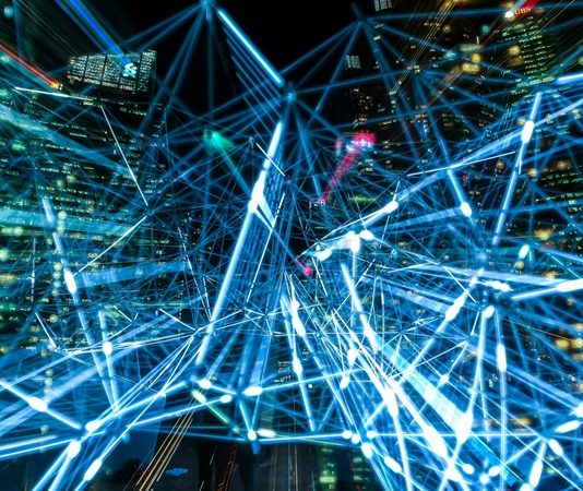Teknolojinin hayatımızın her alanına etkisi olduğu gibi, eğitimde de devrim niteliğinde değişiklikler yaratmıştır. Eğitimde teknoloji kullanımı, öğretim süreçlerini daha etkili hale getirmek ve öğrencilere daha verimli bir öğrenme deneyimi sunmak amacıyla giderek artmaktadır. Ancak, eğitimde teknolojinin başarıyı artırıp artırmadığı sorusu, eğitimciler ve araştırmacılar tarafından sıkça tartışılmaktadır. Bu yazıda, eğitimde teknoloji kullanımının başarıya etkisini, avantajlarını ve olası zorluklarını inceleyeceğiz. Konulu bir haber görseli.