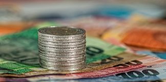 Ekonomi bilimi, insan davranışlarını, kaynak kullanımını ve kıt olan bu kaynakların nasıl daha verimli şekilde dağıtıldığını inceleyen sosyal bir bilim dalıdır. Diğer birçok bilim gibi, ekonomi de gözlem, analiz ve yorumlama yöntemlerini kullanır. Ancak onu benzersiz kılan, hem bireysel hem toplumsal düzeyde etkili karar süreçlerini anlamaya çalışmasıdır. Bu yönüyle ekonomi bilimi, bireylerin, işletmelerin ve devletlerin sınırlı kaynaklarla maksimum faydayı nasıl sağladığını araştırır. Konulu bir haber görseli