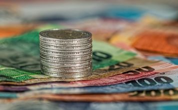 Ekonomi Bilimi Nedir? Ekonomi bilimi, insan davranışlarını, kaynak kullanımını ve kıt olan bu kaynakların nasıl daha verimli şekilde dağıtıldığını inceleyen sosyal bir bilim dalıdır. Diğer birçok bilim gibi, ekonomi de gözlem, analiz ve yorumlama yöntemlerini kullanır. Ancak onu benzersiz kılan, hem bireysel hem toplumsal düzeyde etkili karar süreçlerini anlamaya çalışmasıdır. Bu yönüyle ekonomi bilimi, bireylerin, işletmelerin ve devletlerin sınırlı kaynaklarla maksimum faydayı nasıl sağladığını araştırır. Konulu bir haber görseli