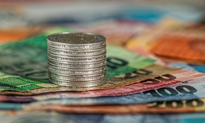 Ekonomi Bilimi Nedir Ekonomi bilimi, insan davranışlarını, kaynak kullanımını ve kıt olan bu kaynakların nasıl daha verimli şekilde dağıtıldığını inceleyen sosyal bir bilim dalıdır. Diğer birçok bilim gibi, ekonomi de gözlem, analiz ve yorumlama yöntemlerini kullanır. Ancak onu benzersiz kılan, hem bireysel hem toplumsal düzeyde etkili karar süreçlerini anlamaya çalışmasıdır. Bu yönüyle ekonomi bilimi, bireylerin, işletmelerin ve devletlerin sınırlı kaynaklarla maksimum faydayı nasıl sağladığını araştırır. Konulu bir haber görseli