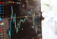 Ekonomi, toplumların kıt kaynakları nasıl kullandığını, üretim ve tüketim kararlarını nasıl aldığını ve bu kararların bireyler, firmalar ve devletler üzerindeki etkilerini inceleyen geniş kapsamlı bir sosyal bilimdir. Ancak bu kadar kapsamlı bir yapıyı tek bir çatı altında değerlendirmek mümkün değildir. Bu nedenle ekonomi bilimi, farklı konulara odaklanan çeşitli alt dallara ayrılmıştır. Bu dallar, ekonomik olayların daha net analiz edilmesine ve ekonomik politikaların daha etkili bir şekilde geliştirilmesine katkı sağlar. Konulu bir haber görseli.