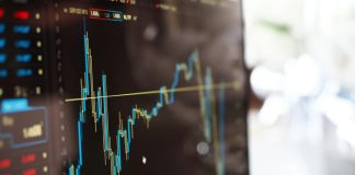 Ekonomi, toplumların kıt kaynakları nasıl kullandığını, üretim ve tüketim kararlarını nasıl aldığını ve bu kararların bireyler, firmalar ve devletler üzerindeki etkilerini inceleyen geniş kapsamlı bir sosyal bilimdir. Ancak bu kadar kapsamlı bir yapıyı tek bir çatı altında değerlendirmek mümkün değildir. Bu nedenle ekonomi bilimi, farklı konulara odaklanan çeşitli alt dallara ayrılmıştır. Bu dallar, ekonomik olayların daha net analiz edilmesine ve ekonomik politikaların daha etkili bir şekilde geliştirilmesine katkı sağlar. Konulu bir haber görseli.