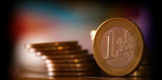 Ekonomi, sadece rakamların, grafiklerin ve istatistiklerin incelendiği teknik bir alan değildir; aynı zamanda bireylerin, toplumların ve devletlerin yaşamını doğrudan etkileyen güçlü bir yapıdır. İnsanların nasıl harcama yaptığı, işletmelerin nasıl yatırım kararı aldığı, devletlerin hangi politikaları uyguladığı gibi temel konular, doğrudan ekonomik verilerle ilişkilidir. Bu nedenle ekonomi, günlük yaşamdan uluslararası ilişkilere kadar her alanda hayati bir rol oynar. Konulu bir haber görseli.