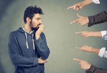 Eleştirel düşünce, bireyin bilgiye ulaşma, bilgiyi değerlendirme ve sonuç çıkarma süreçlerinde akıl yürütmeye dayalı kararlar alabilmesini sağlayan bir zihinsel beceridir. Günümüzde bilgi kirliliğiyle mücadele etmek, doğruya ulaşmak ve bilinçli bir birey olmak için bu düşünce biçimi her zamankinden daha fazla önem taşımaktadır. Konulu bir haber görseli.