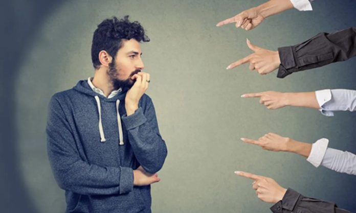 Eleştirel Düşünce Nedir ve Neden Bu Kadar Önemlidir Eleştirel düşünce, bireyin bilgiye ulaşma, bilgiyi değerlendirme ve sonuç çıkarma süreçlerinde akıl yürütmeye dayalı kararlar alabilmesini sağlayan bir zihinsel beceridir. Günümüzde bilgi kirliliğiyle mücadele etmek, doğruya ulaşmak ve bilinçli bir birey olmak için bu düşünce biçimi her zamankinden daha fazla önem taşımaktadır. Konulu bir haber görseli.