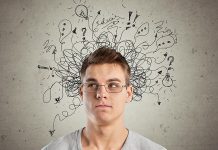 Eleştirel düşünme, bireylerin bilgiye şüpheyle yaklaşmasını, kanıt aramasını, tutarlılığı sorgulamasını ve bilinçli kararlar vermesini sağlayan bilişsel bir beceridir. Ancak bu kadar yaşamsal önemi olan bir yetkinlik, eğitim sistemlerinde özellikle de sınav odaklı sistemlerde yeterince yer bulamamaktadır. Türkiye gibi merkezi sınavların belirleyici olduğu ülkelerde eleştirel düşünme becerisi çoğu zaman görmezden gelinmekte ya da yüzeysel biçimde ele alınmaktadır. Oysa bilgi çağında yetişen bireylerin pasif bilgi tüketicileri değil, aktif bilgi üreticileri olması beklenmektedir. Konulu bir haber görseli.