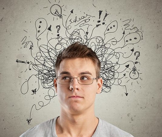 Eleştirel Düşünme Eğitim Sisteminde Neden Hâlâ Geri Planda? Eleştirel düşünme, bireylerin bilgiye şüpheyle yaklaşmasını, kanıt aramasını, tutarlılığı sorgulamasını ve bilinçli kararlar vermesini sağlayan bilişsel bir beceridir. Ancak bu kadar yaşamsal önemi olan bir yetkinlik, eğitim sistemlerinde özellikle de sınav odaklı sistemlerde yeterince yer bulamamaktadır. Türkiye gibi merkezi sınavların belirleyici olduğu ülkelerde eleştirel düşünme becerisi çoğu zaman görmezden gelinmekte ya da yüzeysel biçimde ele alınmaktadır. Oysa bilgi çağında yetişen bireylerin pasif bilgi tüketicileri değil, aktif bilgi üreticileri olması beklenmektedir. Konulu bir haber görseli.