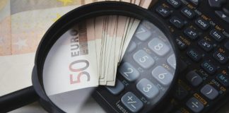 Enflasyon, genel fiyat seviyesinin sürekli olarak yükselmesi olarak tanımlanır ve bir ülkenin ekonomisinin sağlığı üzerinde önemli bir etkiye sahiptir. Enflasyon, ekonomik sistemdeki paranın değer kaybetmesi anlamına gelir ve halkın alım gücünü doğrudan etkiler. Ekonomik büyüme, üretim seviyeleri, talep ve arz gibi faktörlerle bağlantılı olan enflasyon, finansal piyasalarda, iş gücü piyasasında ve genel yaşam maliyetlerinde büyük değişikliklere yol açabilir. Bu yazıda enflasyonun nedenleri, etkileri ve çözüm yolları üzerine derinlemesine bir inceleme yapılacaktır. Konulu bir haber görseli.