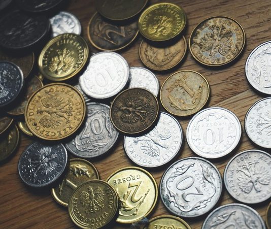 Girişimcilik artık sadece büyük yatırımlarla, mağazalarla ya da fabrika ortamlarında gerçekleşen bir faaliyet değil. Özellikle dijitalleşmenin artması ve e-ticaret platformlarının yaygınlaşmasıyla birlikte evde üretim yaparak satış yapmak, her yaştan insan için cazip ve mümkün bir yol haline geldi. “Evde ne üretip satabilirim?” sorusu, özellikle sermayesi sınırlı olan, evden çalışmak isteyen ya da iş fikrini hayata geçirmek isteyen bireyler için sıkça soruluyor. Bu sorunun tek bir cevabı yok çünkü evde yapılabilecek ve satışı mümkün olan yüzlerce ürün bulunuyor. Konulu bir haber görseli.