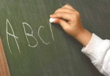 Ezberci eğitim sistemi, yıllardır hem eğitimciler hem de veliler tarafından tartışma konusu olmayı sürdürüyor. Bu sistem, öğrencilerin bilgiyi anlamadan, sadece kısa süreli belleklerine alarak sınavlara hazırlanmasını teşvik ettiği gerekçesiyle yoğun şekilde eleştiriliyor. Gelişen pedagojik yaklaşımlar, bireysel öğrenme stillerinin fark edilmesi ve modern dünyanın ihtiyaçları, ezbere dayalı öğretimin yeterli olmadığını açıkça ortaya koyuyor. Konulu bir haber görseli.