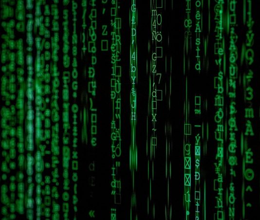 Fidye yazılımları, siber dünyada giderek daha yaygın hale gelen ve dijital sistemleri hedef alan ciddi bir tehdit oluşturuyor. Bu tür zararlı yazılımlar, kullanıcıların bilgisayarlarına ya da ağlarına sızarak, dosyaları şifreler ve kullanıcıdan bir fidye talep eder. Kişisel verilerin yanı sıra, kurumsal veriler ve devlet düzeyindeki hassas bilgiler de fidye yazılımlarının hedefi olabilir. Fidye yazılımlarının artan etkisi, dijital güvenliğin önemini her geçen gün daha da belirgin hale getirmektedir. Peki, fidye yazılımları tam olarak nasıl çalışır ve bu tehditlerin dijital dünyayı nasıl etkilediğini anlamak için neler bilmemiz gerekir? Konulu bir haber görseli.